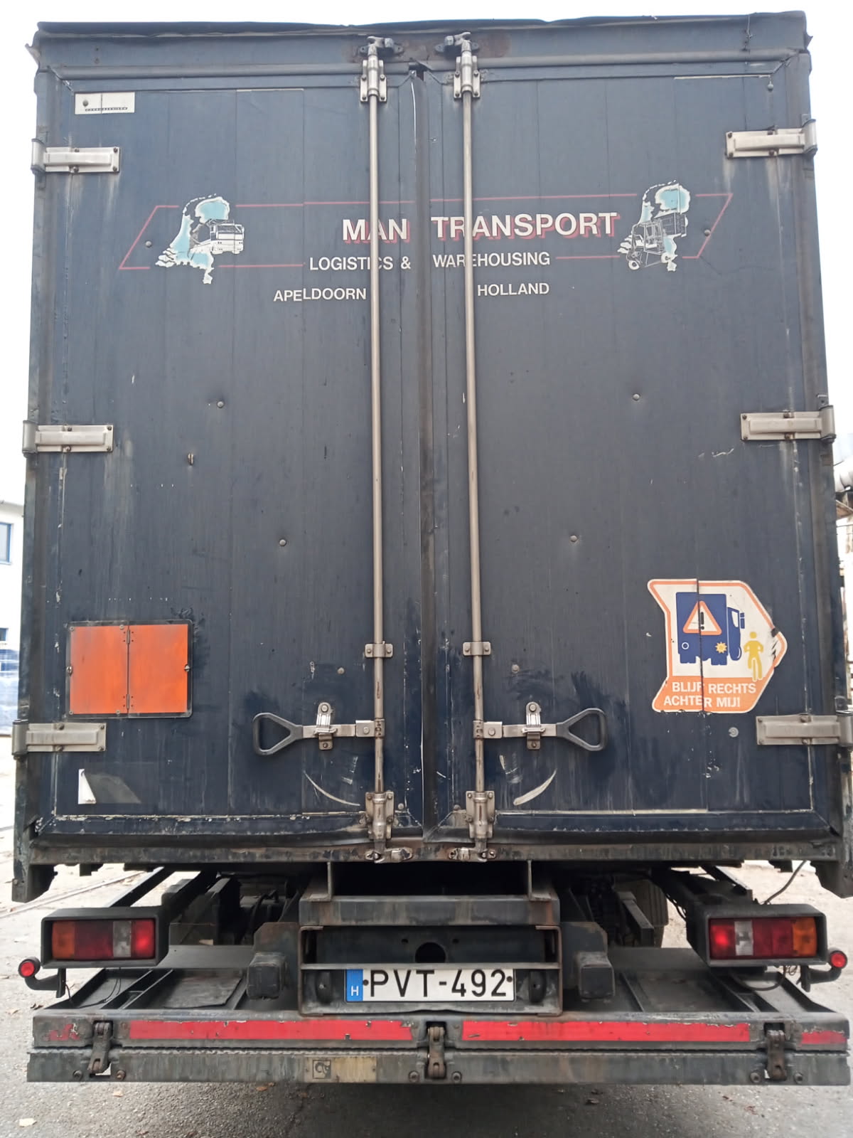 ADR teherautó – hátulnézet